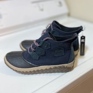 Navy Sorel Out and About ankle boot NWT